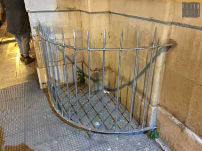 La seconda recinzioni in ferro poste sul lato destro del portone di accesso di un edificio di via Abate Gimma angolo via de Rossi 